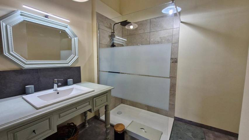 Chambre d’hôte pour 2 personnes, avec terrasse et piscine ainsi que vue et jardin à Valréas - 2