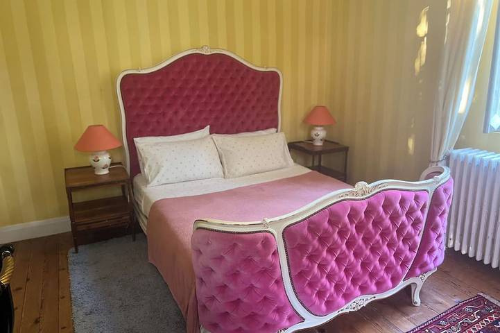Superb 4-bedroom Chateau in a private setting of 4 hectares of woodland. in Coutras, Región de Libourne