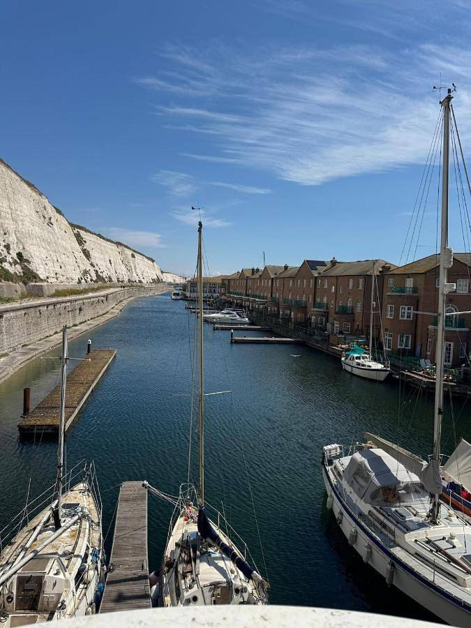 Entire apartment, Two-Bedroom Apartment in Brighton Marina, Brighton