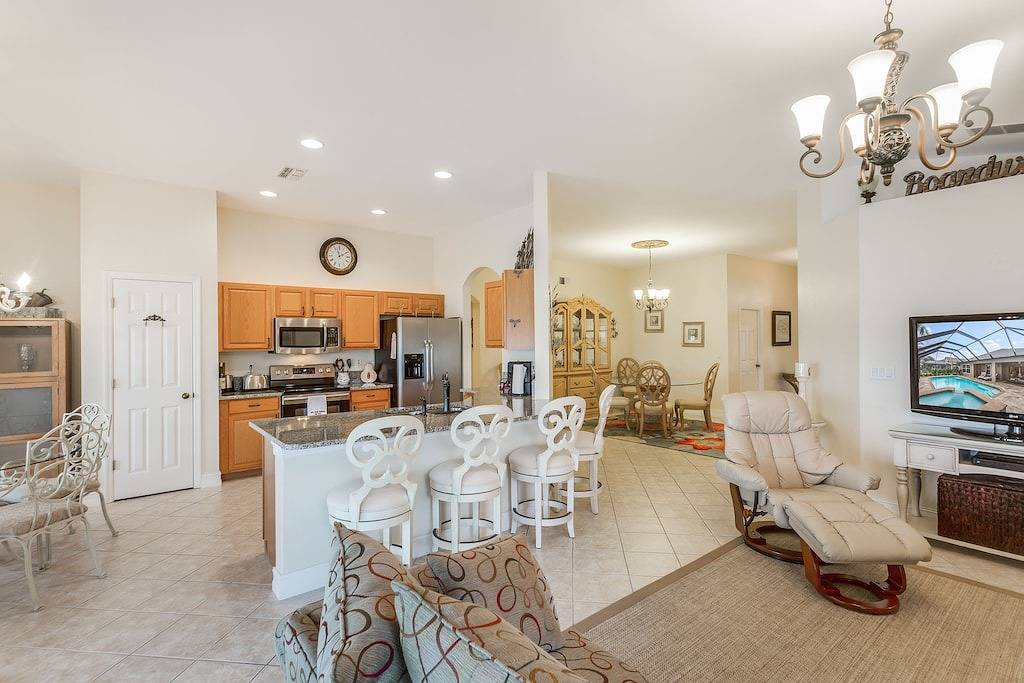 Schönes Haus am See mit privatem Pool, Whirlpool und möblierte Veranda in Iona, Southwest Florida