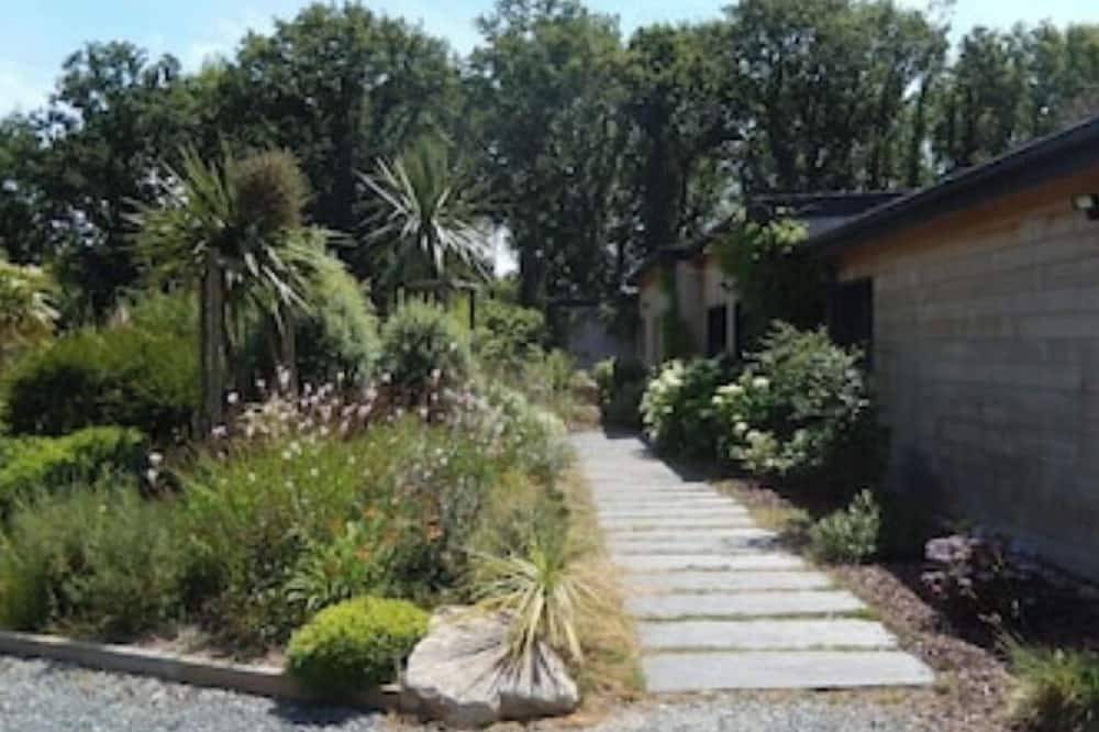 Gite with swimming pool and beach  in Le Tour-du-Parc, Côte des Mégalithes