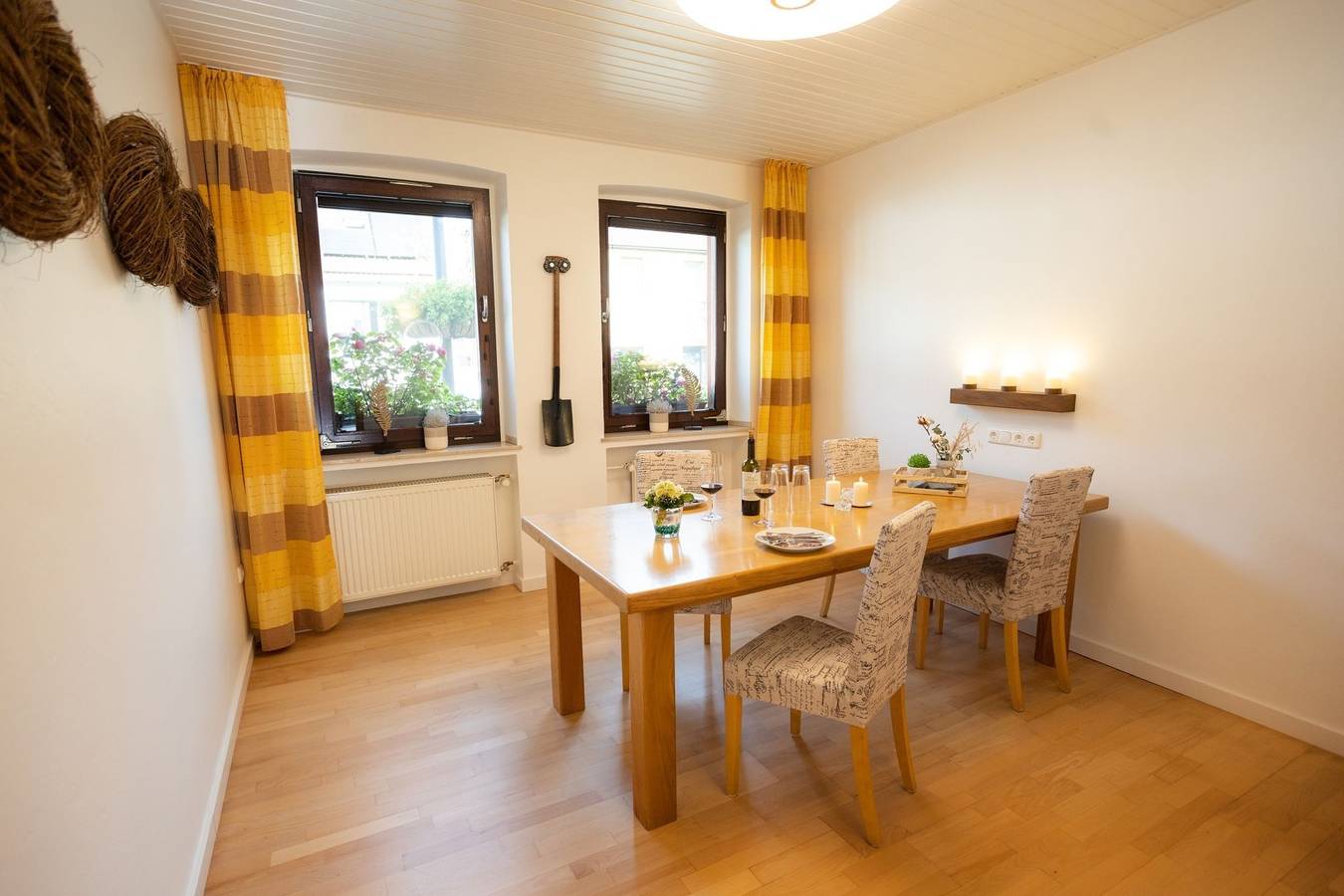 Ganze Ferienwohnung, Gartenfewo mit 2 Schlafzimmern und 2 Wlan Homeofficeplätzen. Waschtrockner sowie Smart-Tv und kostenlose Parkplätze. in Bad Wünnenberg, Nordrhein-Westfalen