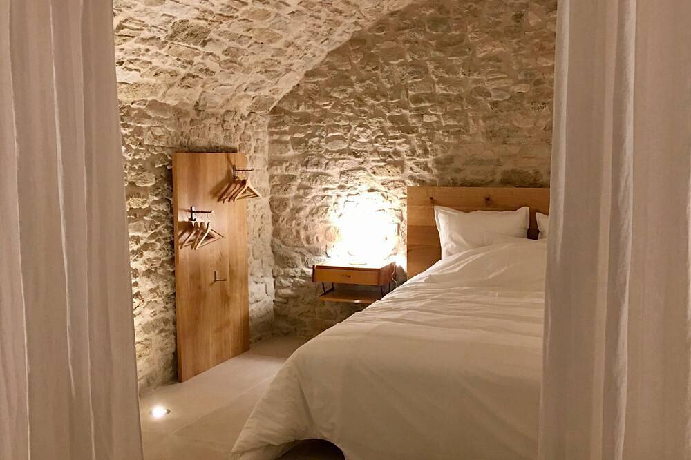 Homan casa colgada en las murallas del castillo, en el centro del pueblo. in Grignan, Región de Nyons
