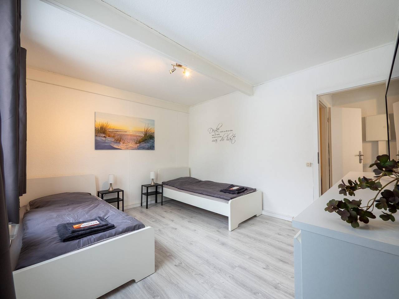 Ganze Ferienwohnung, Monteurwohnung für 5 Personen mit Balkon & Küche – Ahrensburg Nähe Hamburg in Ahrensburg, Kreis Stormarn
