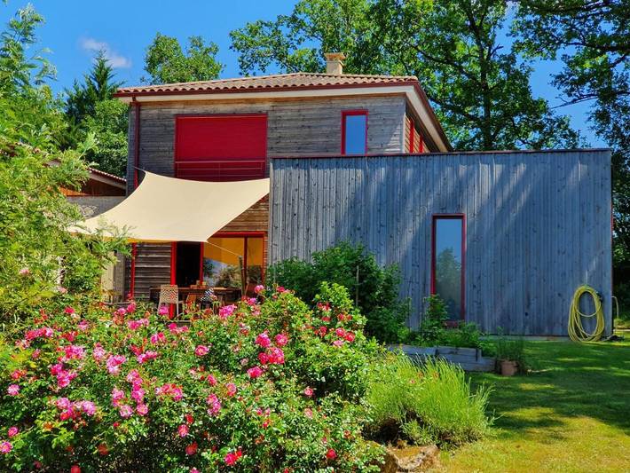 Location de vacances pour 9 personnes, avec Jacuzzi et Terrasse ainsi que Jardin et Piscine à Prats-de-Carlux