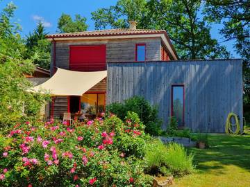 Gîte pour 9 personnes, avec piscine et vue ainsi que sauna et jardin, animaux acceptés à Prats-de-Carlux