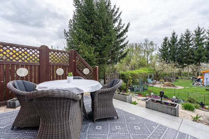 Apartamento entero, Apartamento 'Urlaub Mit Hund' con terraza compartida, jardín privado y wifi in Neupetershain, Llanura lusaciana