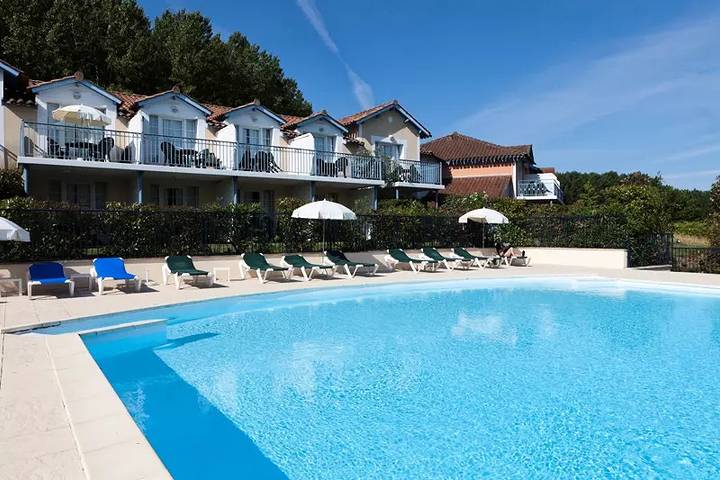 Gîte pour 4 personnes, avec Balcon ainsi que Piscine et Vue à Armous-et-Cau