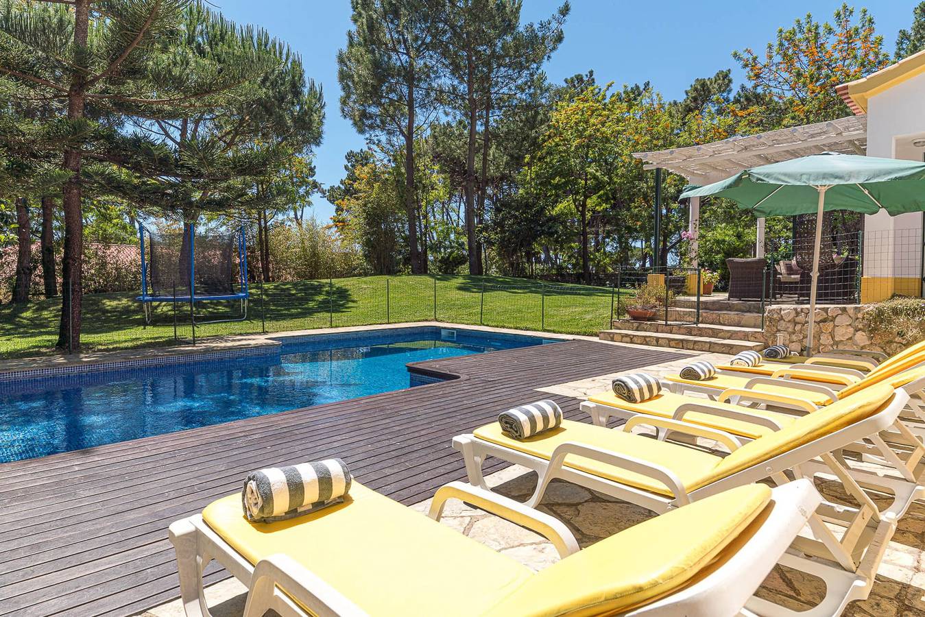 Privileged Portugal Villa | 4 Bedrooms | Villa Anita | Private Pool & Supermarket Within Walking Distance | Colares in Colares, Costa de Lisboa