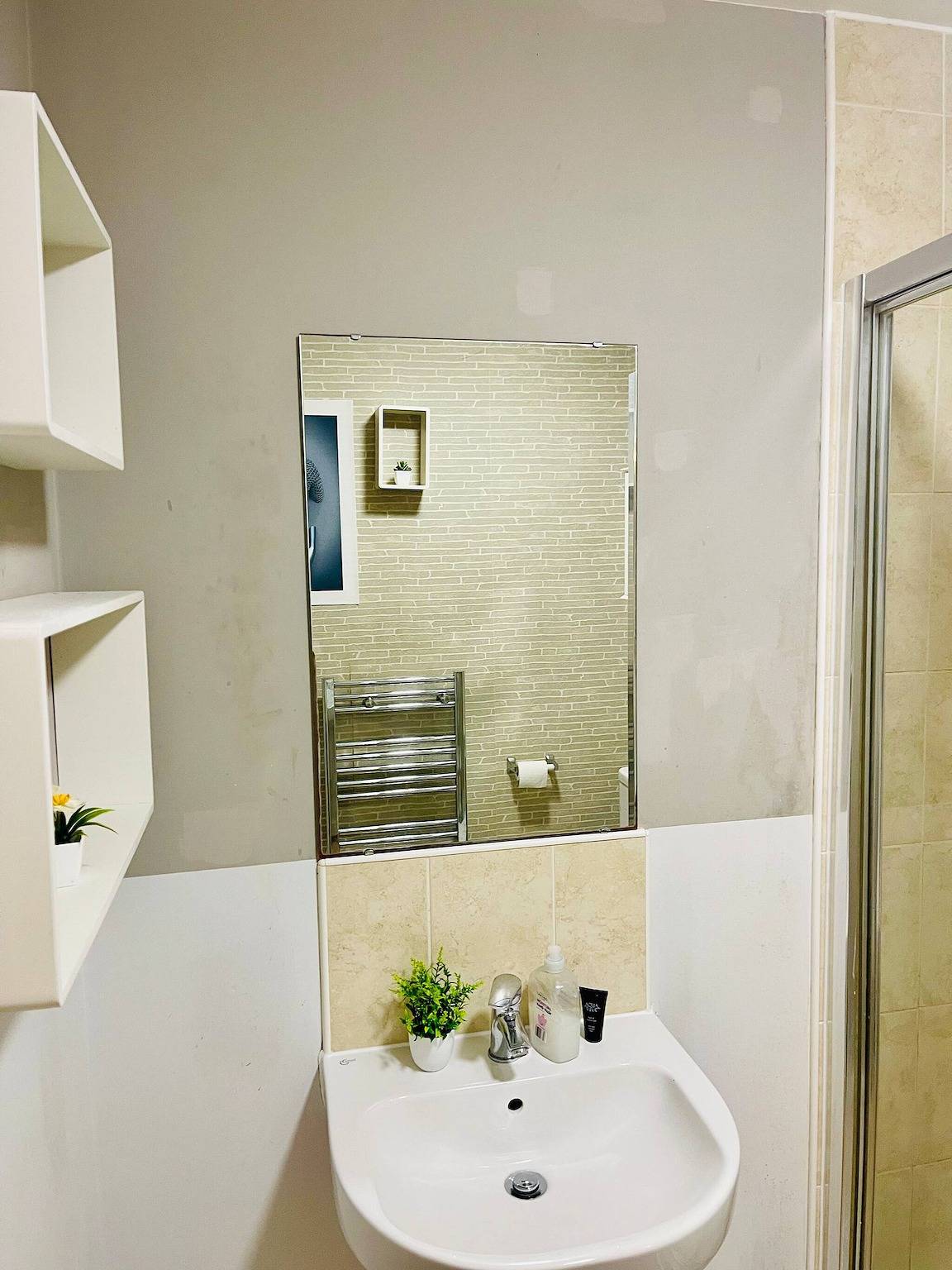 Habitación Urban Blue con baño privado, Netflix, Wifi rápido y estacionamiento gratuito in Wolverhampton, Birmingham y alrededores