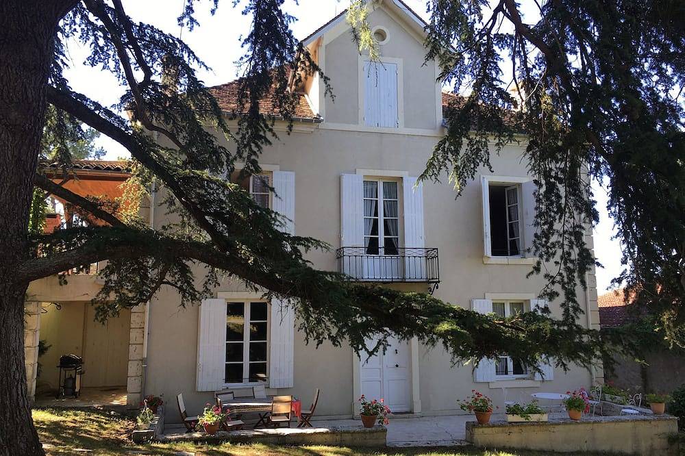 Superbe Maison de Caractère Avec Piscine sur 7 Hectares de Terrain in Montpezat, Agen region