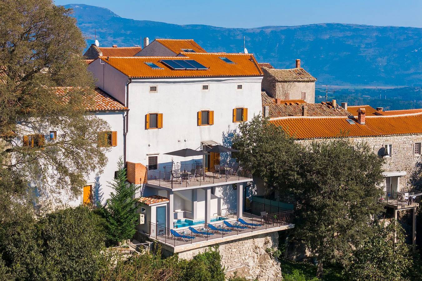 Ganze Wohnung, Beeindruckendes Apartment mit Panoramablick, Pool, Privatparkplatz, Grill in Pićan, Zentralistrien
