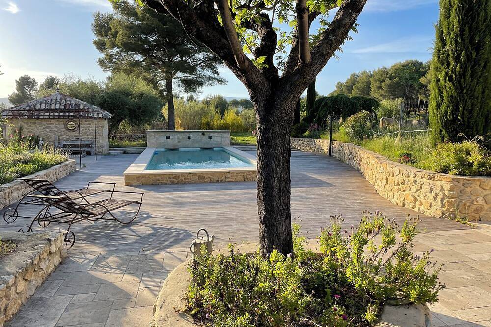Gîte dans superbe mas en pierres cadre idyllique  , situé à 10 mn des plages. in Le Castellet, Région de Toulon