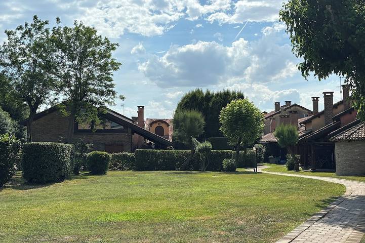 Ferienwohnung für 6 Personen, mit Balkon und Garten sowie Pool