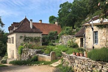 Cottage pour 8 personnes, avec vue ainsi que jardin et piscine, adapté aux familles à Sauliac-sur-Célé