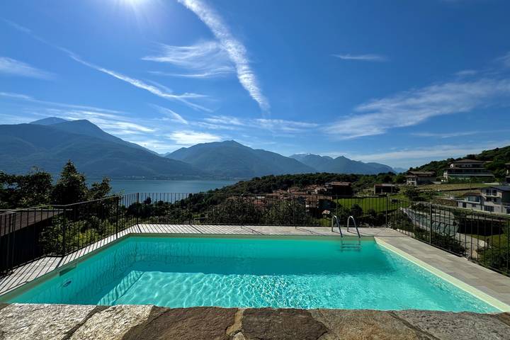 Agriturismo per 4 persone, con vista lago e piscina nonché terrazza, adatto a famiglie con bambini in Lombardia