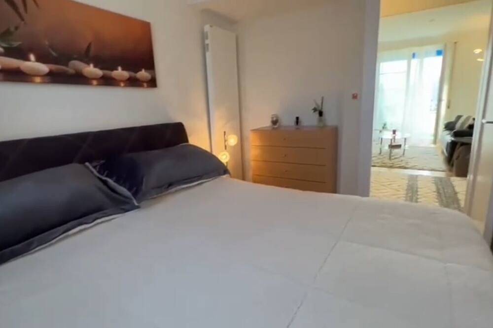 Entire apartment, Fantastic 2-bedroom apartment with views in La Tour-de-Peilz in La Tour-de-Peilz, Lake Geneva