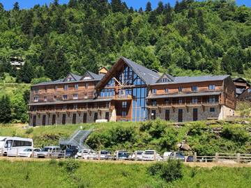 Gîte pour 4 personnes, avec vue et piscine à Ustou