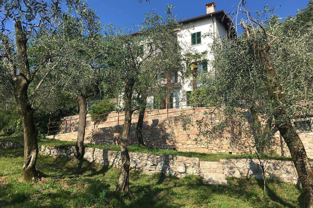 Holiday house La Pianta, is located in a quiet location, only 150 meters from the lake in Brenzone, Gardasee-Berge