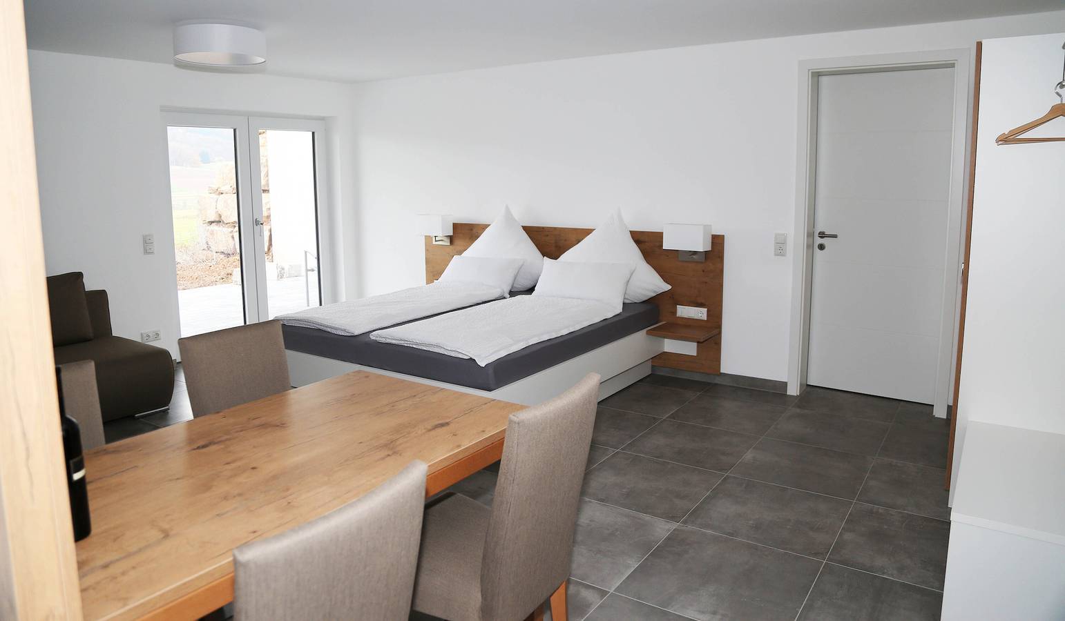 Ganze Wohnung, Ferienwohnung 'Nr 1' mit Bergblick, Gemeinschaftsterrasse und Wi-Fi in Vaihingen an der Enz, Kraichgau