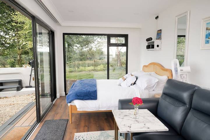 LakEscape Ródos: Waterfront Cabin with Private Hot Tub, Lough Erne in Grafschaft Fermanagh