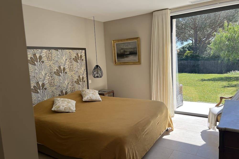 Recent single-storey villa with sea view close to La Réserve hotel in l'Escalet, Ramatuelle