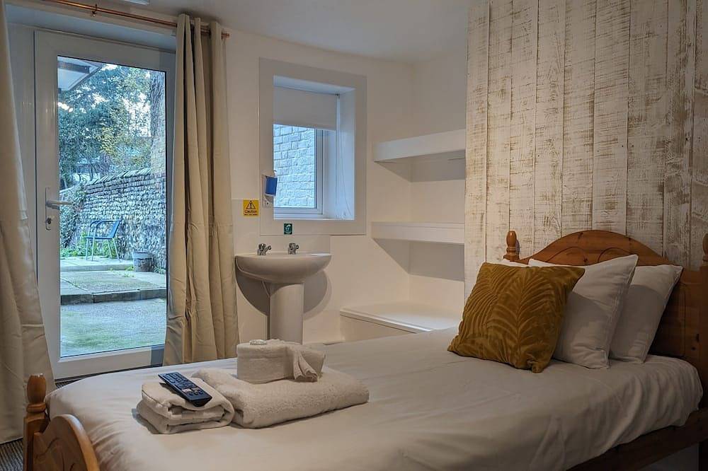 Individual-Económico-Baño compartido-Vista al Jardín-1 in Dover, Kent