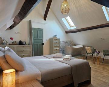 Chambre d’hôte pour 3 personnes, avec piscine ainsi que vue et jardin à Saint-Yrieix-la-Perche