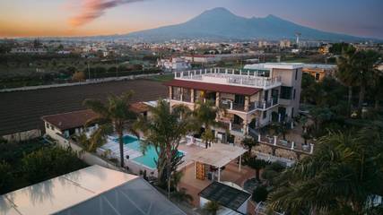 Gîte pour 6 personnes, avec piscine et bassin pour enfant ainsi que vue et jardin, animaux acceptés à Pompei