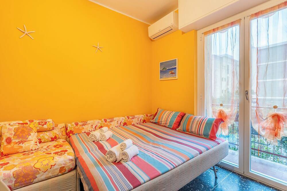 Entire apartment, La Stella Marina -150 metri dal Mare con Box auto in Spotorno, Riviera di Ponente