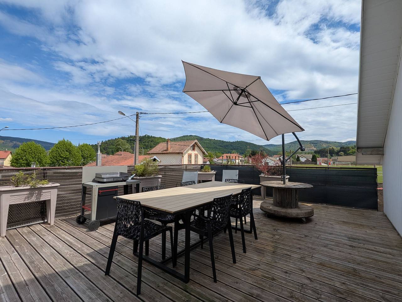 Ganze Wohnung, Helle 3-Zimmer-Wohnung, Terrasse, nahe Geschäfte und Skigebiet, mit Wlan in Le Thillot, Épinal und Umgebung