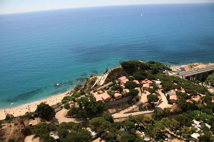 Wohnwagen für 4 Personen, mit Terrasse und Pool sowie Ausblick in Calella - 2