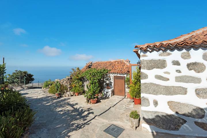 Holiday Home Casa Rural Macrina with Sea View, Wi-Fi, A/C, Terrace & Balcony in La Concepción, Adeje