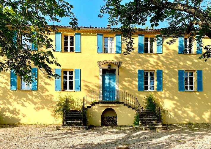 Location de vacances pour 16 personnes, avec piscine ainsi que balcon et jardin à Néoules