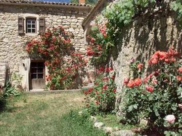 Gîte pour 4 personnes, avec jardin et jacuzzi, adapté aux familles à Val-Maravel