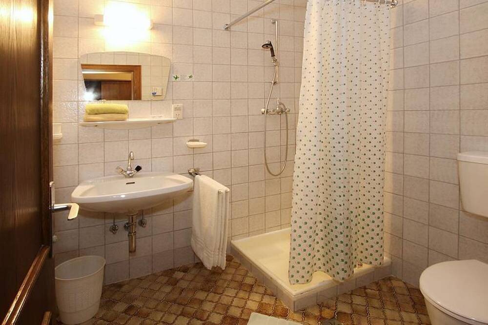 Habitación doble \"Standard\" con ducha od. Cuarto de baño, aseo - Bäckerwirt, Inn in Leogang, Saalbach-Hinterglemm