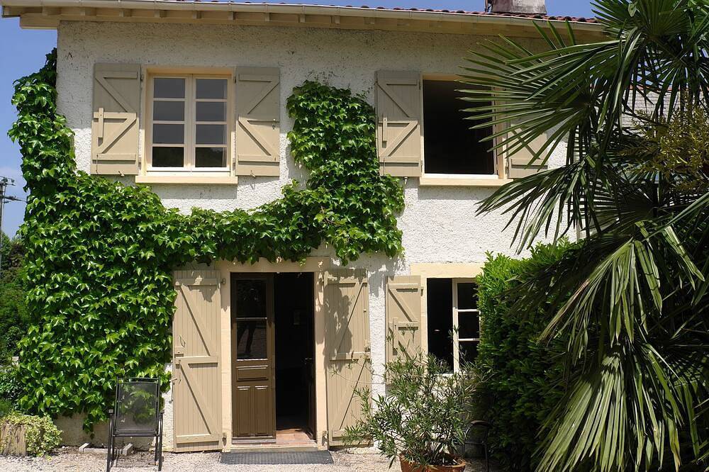 Maison pierre 1850, 4 personnes avec piscine chauffée, propriété de 3 hectares in Gan, Béarn