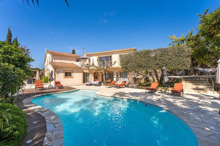 Location de vacances pour 4 personnes, avec Terrasse et Jacuzzi ainsi que Jardin et Piscine à Ceyreste
