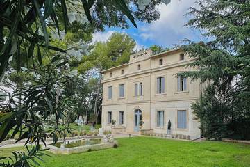 Château pour 34 personnes, avec piscine dans l' Hérault