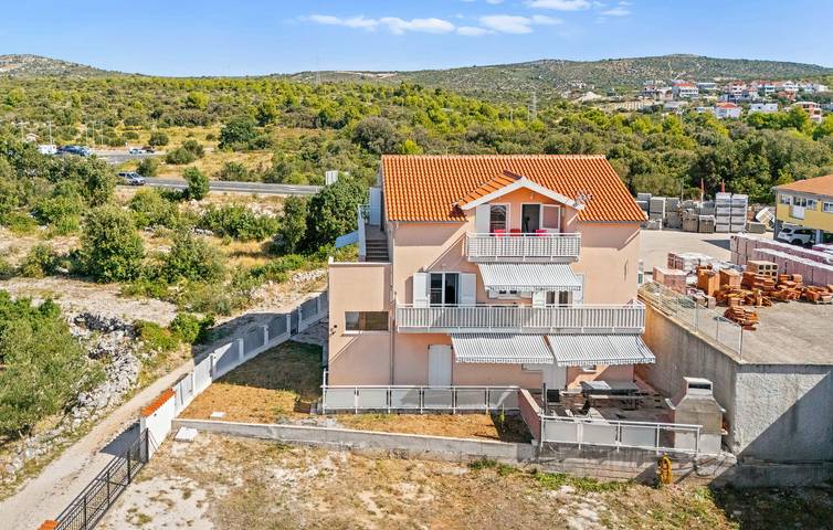 Apartamento vacacional entero, Encantador apartamento con terraza, WiFi y acceso a la playa a 2 km. in Rogoznica, Condado de Šibenik-Knin