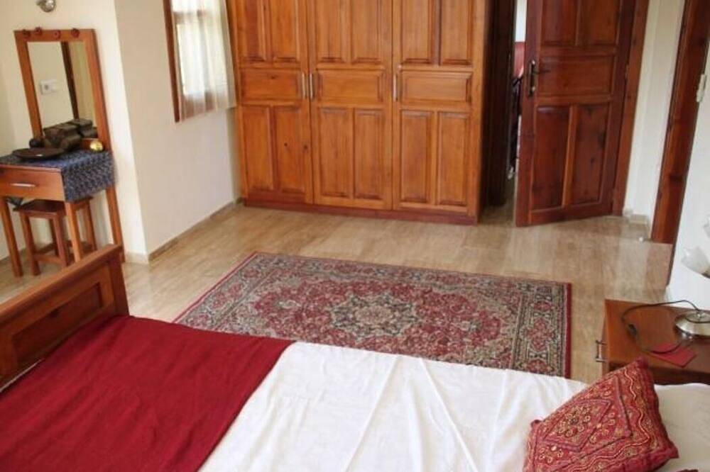 4-bedroom villa in beautiful Alaçatı with Ac and charm in Alacati, Turkse Egeïsche Zee
