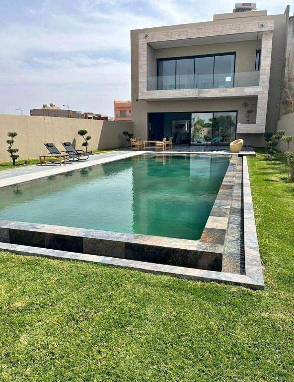 Villa pour 16 personnes, avec jardin et balcon ainsi que vue et piscine