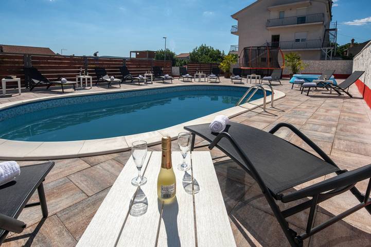 Villa pour 16 personnes, avec sauna ainsi que piscine et balcon/terrasse à Turanj - 4