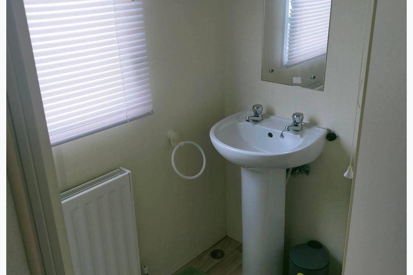 Holiday Park Home Sleeps 4 - Dogs Welcome - Pool in Clacton-on-Sea, Essex