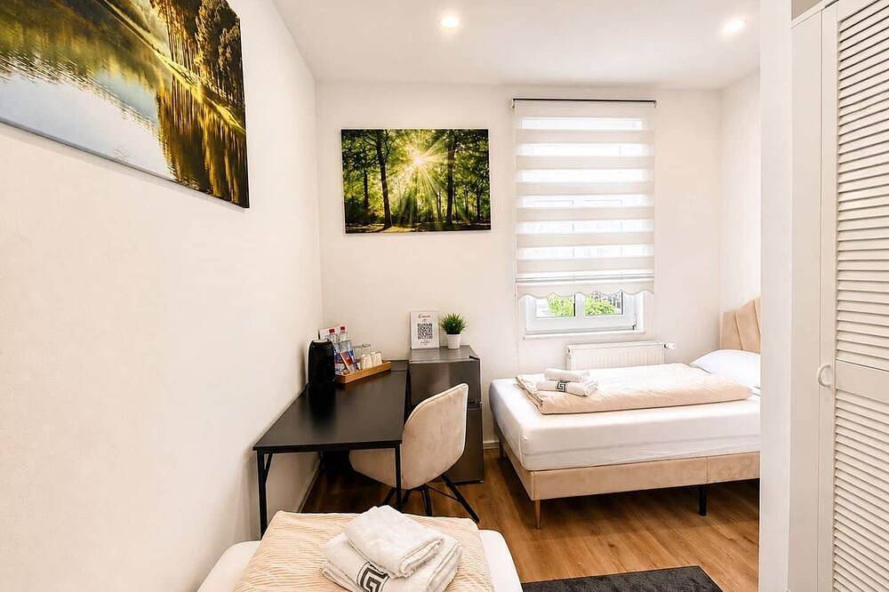 Twin room with | 2 single beds & desk room :12 in Wuppertal, Bergisch region
