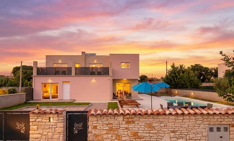 Ferienhaus für 10 Personen, mit Pool und Terrasse, mit Haustier in Sisan