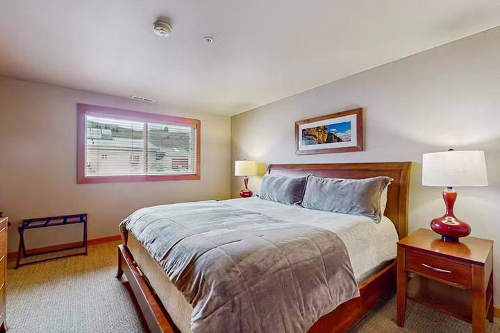 Location de vacances pour 4 personnes, avec balcon et piscine ainsi que vue et vue sur le lac à Chelan