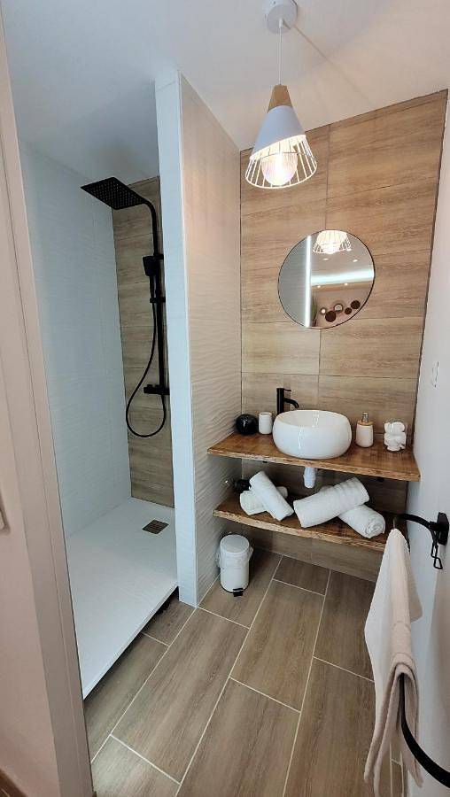 Escale dans un Cocon Spa Privatif & Design, petit déjeuner compris in La Bassée, Région de Lille