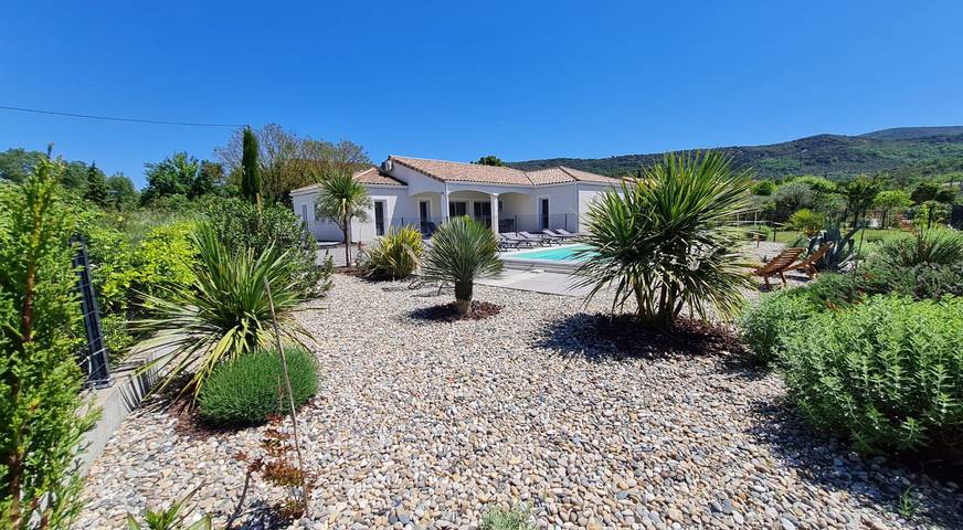 Location de vacances pour 10 personnes, avec jardin ainsi que terrasse et piscine à Grospierres