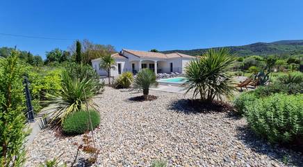 Villa pour 10 personnes, avec piscine ainsi que terrasse et jardin en Ardèche